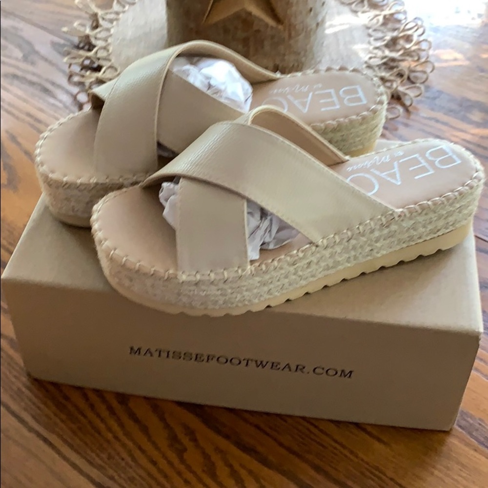 BEACH sandal - brand new size 7